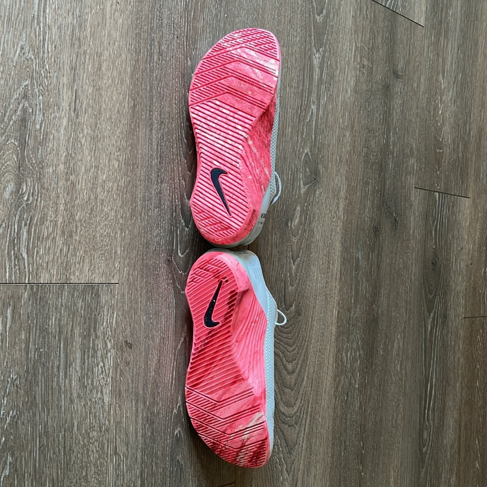 Nike Women’s Metcon 5 platinum grey/pink - Picture 4 of 6